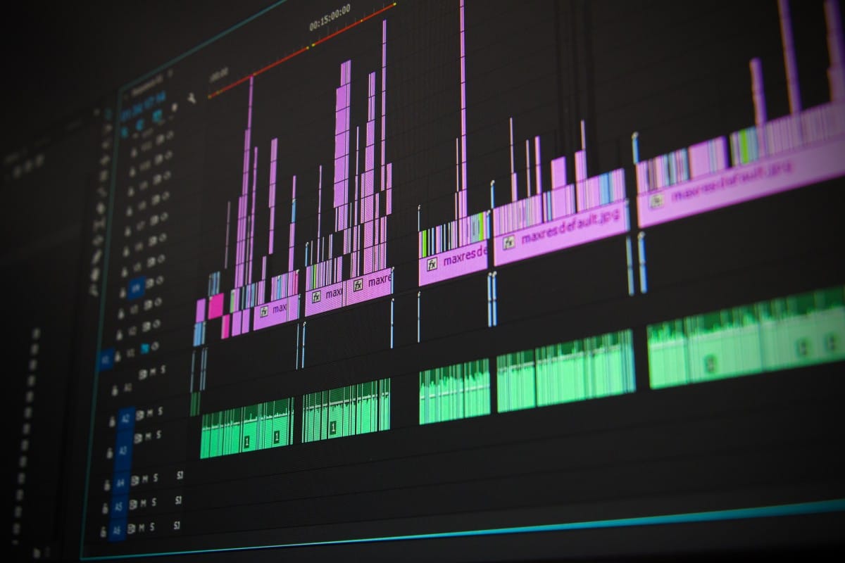 editing_video_computer_video_editing_adobe_digital_production_professional-1052875 (1)